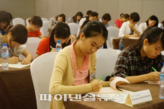 성균관대는 22일 베트남 하노이에서 동남아 16개 대학 학생 69명이 참가한 가운데 '제2회 동남아시아 성균한글백일장'을 개최했다. 참가 학생들이 '가족'을 주제로 한국어 실력을 겨루고 있다.