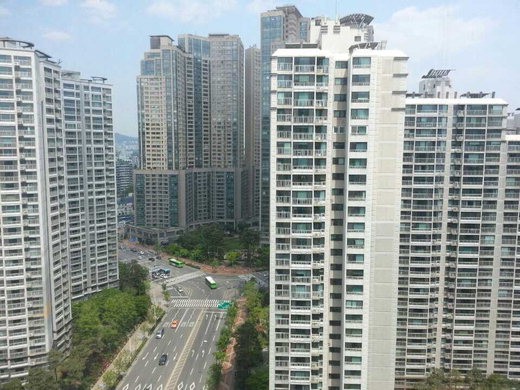 최근 서울 강남권 아파트 전세가격이 계절적 비수기 및 재건축 이주를 앞둔 단지 증가 등 수요 감소로 하락세를 보이고 있다. 송파구 잠실동 아파트 단지 전경.