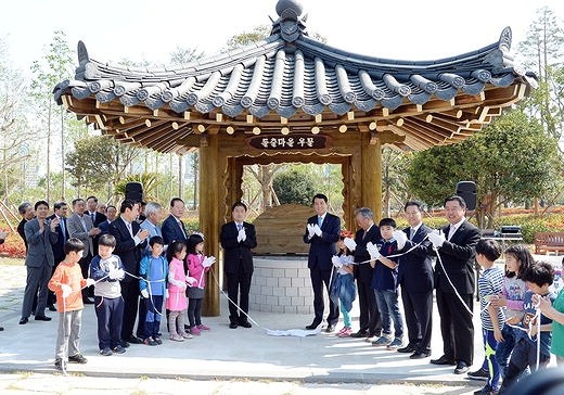 BS금융그룹 부산은행은 24일 부산시민공원 개발 당시 발견된 옛 우물터를 복원해 부산시에 기증했다. 성세환 BS금융그룹 회장(가운데 오른쪽)과 허남식 부산시장(가운데 왼쪽)이 공원을 찾은 어린이 및 관계자들과 함께 우물터 앞에서 기념촬영을 하고 있다.