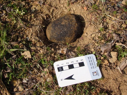 지난 3월 16일 경남 진주시 미천면 오방리의 밭에서 세번째로 발견된 진주운석. 가로 세로 높이가 각각 7.5㎝, 5㎝, 6.5㎝이며 무게는 420g으로 측정됐다. 현재 서울대학교에서 보관중이다.