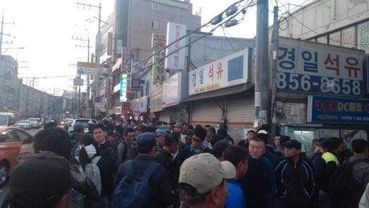 근로자의 날, 근로자의 비애.. 수백명 모여든 새벽 인력시장