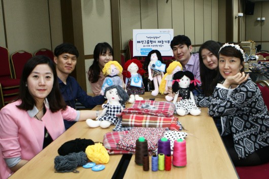 패션그룹형지는 지난 4월 30일 서울 역삼동 본사에서 잔단을 활용해 암사재활원 아이들을 위한 인형을 만들었다고 2일 밝혔다. 이날 임직원 30여명이 참여해 만든 잔단 인형들은 5월 초 암사재활월 어린이들에게 전달될 예정이다.