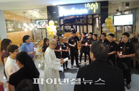 교촌치킨 필리핀 1호점 SM 메가몰에 오픈