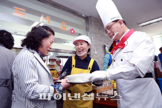 7일 경남은행 손교덕 은행장(오른쪽)과 부인 송혜경 여사가 금강노인종합복지관 무료급식소를 찾은 노인들에게 사랑의 특식을 배식하고 있다.