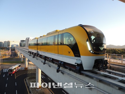 현대로템이 제작한 자기부상열차가 14일 인천국제공항에서시운전되고 있다.