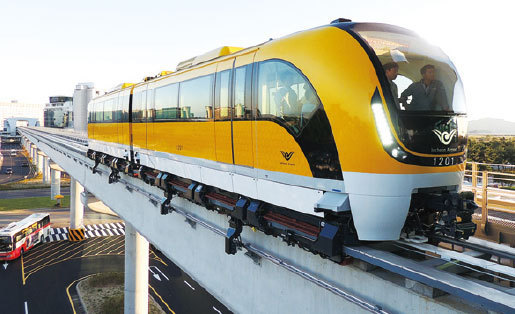 현대로템이 제작한 자기부상열차가 14일 인천국제공항에서 시운전되고 있다.