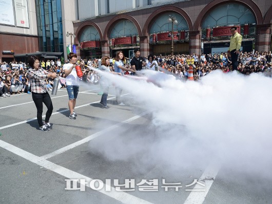 어느때보다 안전의 중요성이 강조되고 있는 가운데 지난 17일 부산 부전동 롯데백화점 부산본점 후문광장에서는 전직원이 참여해 실제 상황을 가정한 화재 대피 훈련을 실시했다. 훈련은 최초 화재 발생때 대피하는 요령부터 소화기 작동, 방독면 착용 순서 등으로 진행됐다.