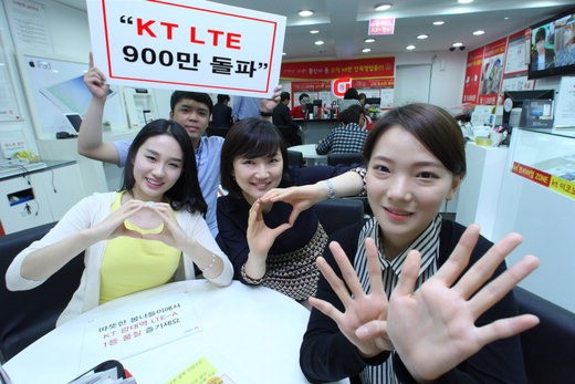 KT 직원들이 롱텀에볼루션(LTE) 서비스 출시 2년4개월만에 가입자 900만명을 돌파한 소식을 알리고 있다.