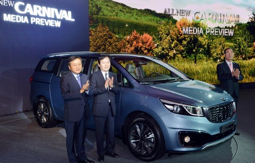 기아차 올 뉴 카니발 발표회가 22일 오전 서울 워커힐로 W호텔 비스타홀에서 열려 김창식 기아차 부사장, 윤선호 기아차 부사장, 이삼웅 기아차 사장(왼쪽부터)이 포즈를 취하고 있다. 가격은 모델별로 2700만원에서 3640만원이다. 사진=서동일 기자