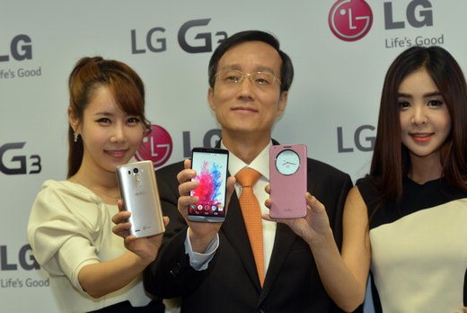 28일 오전 서울 여의도 트윈타워에서 LG전자 박종석 사장(가운데)과 홍보도우미들이 'LG G3'를 들고 포즈를 취하고 있다. 쿼드 HD(2560×1440) IPS디스플레이를 탑재한 'G3'는 538ppi 초고해상도로 고화질(HD)의 4배, 초고화질(풀HD)의 2배에 이르는 해상도를 구현한다. 사진=서동일 기자