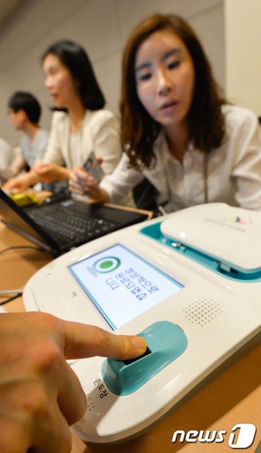 “밥 먹으러 왔다 투표…” 첫 사전투표 풍경