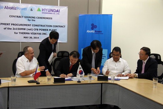 김위철 현대엔지니어링 사장(왼쪽 세번째)이 지난달 30일 필리핀 마닐라에서 벤자민 카리아소 서마 비사야스 사장(왼쪽 다섯번째)과 계약서에 서명하고 있다.