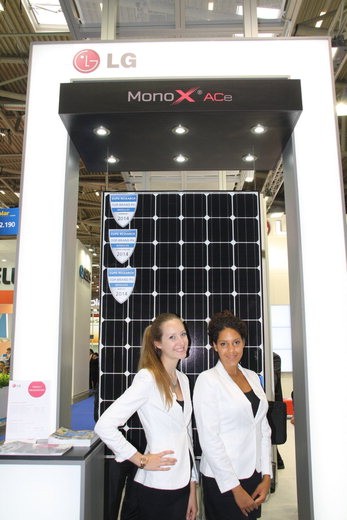 4일부터 독일 뮌헨에서 열리고 있는 세계최대 규모의 태양에너지산업 전시회인 '인터솔라 2014'에서 LG전자 직원들이 세계 최고 수준의 고효율 인버터가 내장된 'LG 일체형AC모듈'을 소개하고 있다.