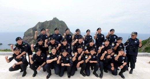 대한민국 '국토의 막내섬' 독도를 지키는 독도경비대원들은 본연의 임무인 '영토지킴이' 외에도 독도를 방문하는 관광객들을 대상으로 독도안내와 안전을 지키는 또 하나의 임무를 수행하고 있다. 경북 울릉군 독도에서 경북지방경찰청 소속 독도경비대원들이 빈틈없는 영토수호를 다짐하며 파이팅을 외치고 있다. 사진=김범석 기자