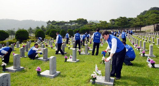 효성의 주요경영진 43명이 6.25 전쟁 64주년을 맞아 25일 서울 현충로 국립서울현충원을 방문해 묘역정화활동을 펼치고 있다. 효성은 지난 1983년 6월 29일 조석래 회장이 그룹 조직을 대대적으로 재편하는 '제2의 창업'을 선언한 후 올해 31년을 맞는다.