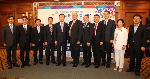 김영민 특허청장(왼쪽 다섯번째)이 지난 24일 서울 임피리어팰리스 호텔에서 열린 'IP금융 콘퍼런스'에서 강연자들과 기념 사진을 찍고 있다.
