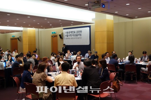 28일 서울 삼성동 코엑스 컨퍼런스룸에서 열린 서울지역 시민 대상의 사용후핵연료 공론화 '타운홀미팅'에서 참가자들이 열띤 토론을 하고 있다.