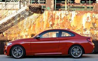 [시승기]5000만원대 쿠페 BMW 220d “잘 달리긴한데…”
