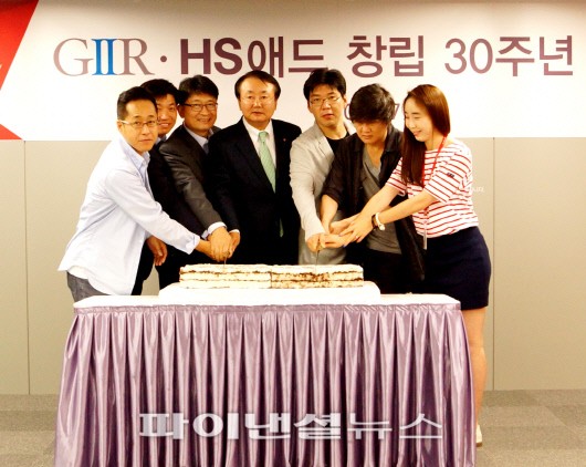 LG 계열 광고지주회사 지투알의 황보현 CCO(Chief Communication Officer) 최고 창의력 책임자, 김생규 CFO, 이동원 전무, 김종립 대표이사, 윤승원 사원대표기구 의장, 이현종 대표 크리에이티브 디렉터(왼쪽부터) 등이 1일 서울 마포구 소재 LG마포빌딩 9층 더 디퍼런스룸에서 열린 창립30주년 기념식에서 축하 떡을 자르고 있다.