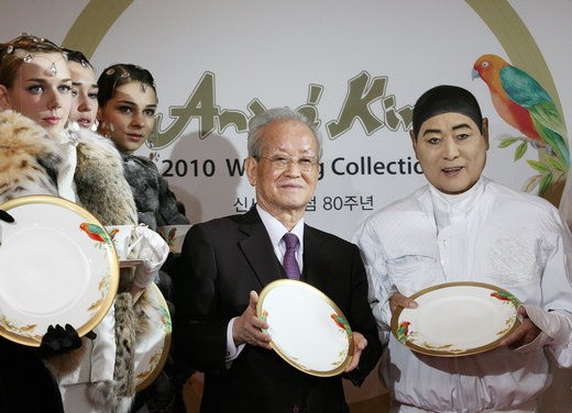김동수 한국도자기 회장(오른쪽 두번째)과 고 앙드레김(오른쪽 첫번째)이 지난 2010년 컬래버레이션 행사를 마친 후 한국도자기의 제품을 내보이며 기념촬영하고 있다.