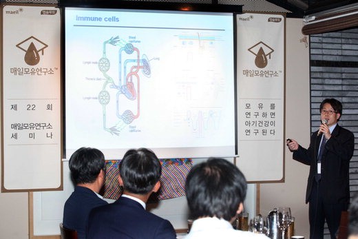 전태훈 고려대 생명공학부 교수가 매일유업이 지난달 30일 서울 명동 크리스탈제이드 소공점에서 개최한 '제22회 매일모유연구소 전문가 세미나'에서 '프로바이오틱스에 의한 면역 반응 조절의 이해와 고찰'을 주제로 발표하고 있다.