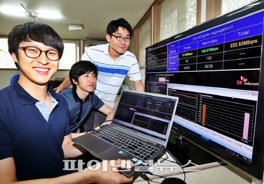 SK텔레콤 네트워크기술원 직원들이 경기 성남 분당 소재 SK텔레콤 ICT기술원에서 모바일 롱텀에볼루션(LTE) 데이터를 2배 편하게 쓸 수 있도록 돕는 'LTE 대용량 인빌딩 솔루션'을 시연하고 있다.