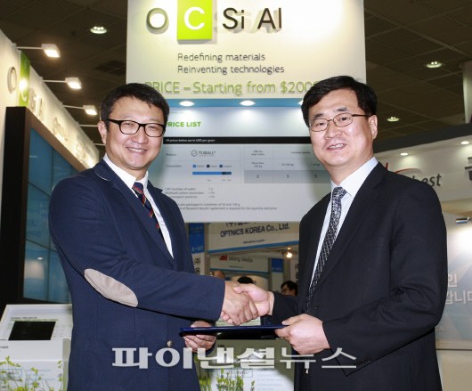 빅토르 김 옥시알 부사장(왼쪽)과 ACN 이대열 사장이 3일 서울 삼성동 코엑스센터에서 업계 최대 규모의 단일벽탄소나노튜브(SWCNT) 제품 '튜발(TUBALLⓡ)' 공급 양해각서(MOU)를 체결한 뒤 기념촬영하고 있다.