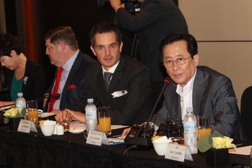 최수현 금융감독원장(오른쪽 첫번째)이 3일 서울 여의도 콘래드호텔에서 가진 외국계 금융회사 최고경영자(CEO)들과의 간담회에서 인사말을 하고 있다.