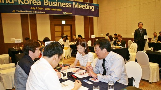 지난 2일 울산 삼산동 울산롯데호텔에서 열린 '태국시장진출 투자설명회 및 비즈니스 상담회'에서 지역 기업과 태국바이어가 1대 1 상담을 진행하고 있다.