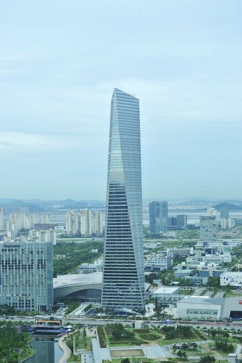 지난 2007년 2월 착공, 4900억여원이 투입돼 10일 준공된 송도국제도시 동북아무역센터 전경.