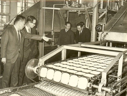 지난 10일 타계한 삼양식품 창업주인 전중윤 명예회장(왼쪽 첫번째)이 생전에 서울 성북구에 위치한 삼양라면 공장 생산라인을 점검하고 있다.