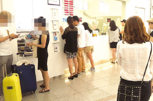 금융감독원이 은행 홈페이지와 객장을 통해 환전수수료율을 환율과 함께 고지토록 했으나 대부분의 시중은행 객장에는 고시조차 돼 있지 않아 여름휴가철 해외여행을 앞둔 고객들이 큰 불편을 겪고 있다. 한 시중은행 환전센터를 방문한 고객들이 환전을 위해 기다리고 있다.