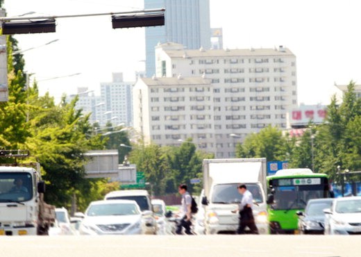 찜통 무더위가 시작되면서 달궈진 아스팔트에서 아지랑이가 피어오르고 있다.