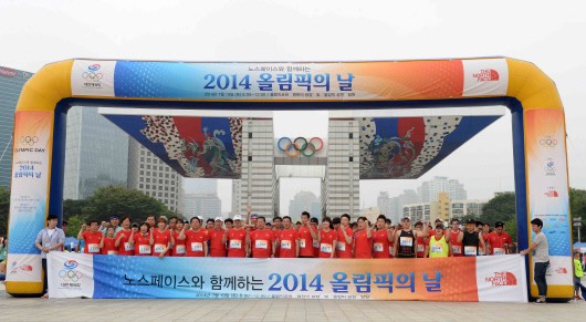 아웃도어 브랜드 노스페이스는 지난 19일 서울시 방이동 올림픽공원에서 열린 '노스페이스와 함께 하는 2014 올림픽의 날' 달리기 행사를 진행했다고 20일 밝혔다. 이날 행사에 참석한 성기학 노스페이스 회장(앞줄 왼쪽에서 10번째)이 행사 참가자들과 함께 파이팅을 외치고 있다.