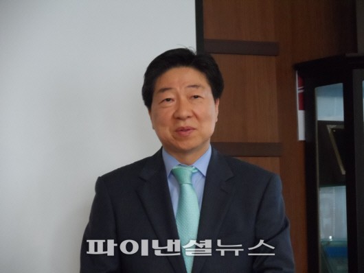 한영수 마크애니 대표가 24일 서울 쌍문동 본사에서 열린 기자간담회에서 차세대 키 없는 기반구조 전자서명 기술인 'KIDS'를 소개하고 있다.