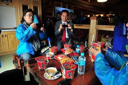 천지 휴게소에서 만난 컵라면, 그 맛이 일품이다.