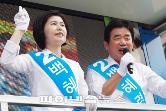 김진표 전 의원(오른쪽)이 새정치민주연합 백혜련 후보(왼쪽)의 지원유세를 하고 있다.