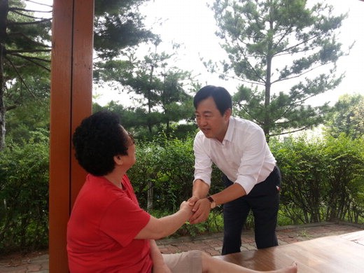 7·30 재·보궐선거 수원 팔달구(수원병)에 출마한 새누리당 김용남 후보가 28일 수원시 우만동 우만주공아파트 단지에서 주민들을 만나 지지를 호소하고 있다.