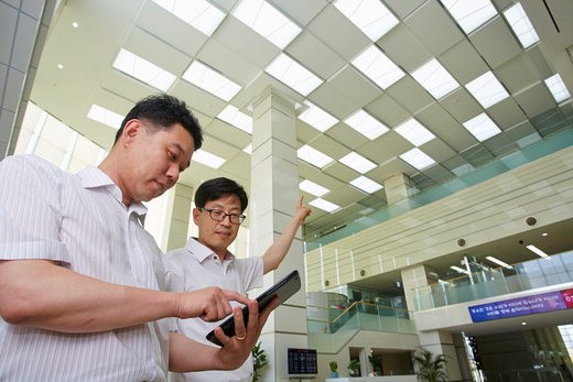 LG CNS 정보기술(IT) 전문가들이 '스마트조명솔루션'이 적용된 LG디스플레이 사업장의 전력 사용량을 태블릿PC로 모니터링하고 있다