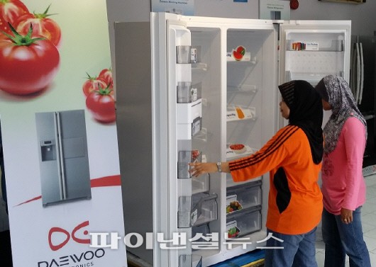 동부대우전자 말레이시아 현지 유통 매장에서 고객들이 양문형 냉장고를 살펴보고있다.