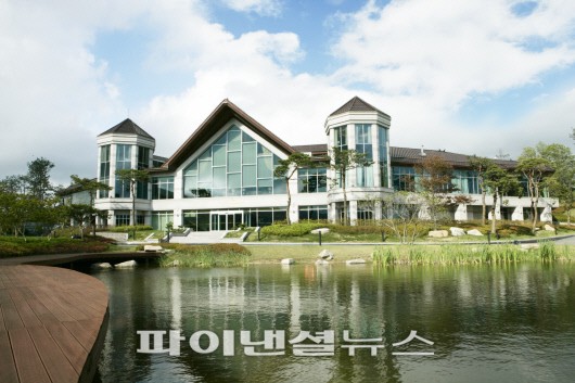 한국의 10대 퍼블릭코스에 2회 연속 선정된 경북 성주군 롯데스카이힐 성주CC 클럽하우스 전경.