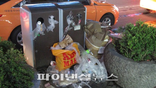 서울 강남의 한 도로에 설치된 휴지통에 쓰레기가 넘쳐 지저분하게 방치돼 있다./사진=장민권 수습기자