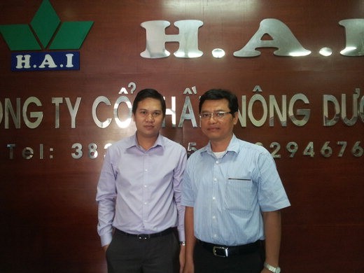 응우옌후인당 H.A.I 재무회계 총괄부장(오른쪽)과 신한베트남은행 현지 RM직원 모습.