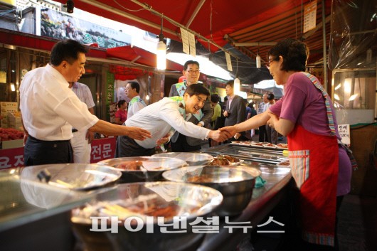 서울시내 각 전통시장에서는 지역특산물 특판행사를 마련, 주민들이 시중가보다 15%가량 저렴하게 구입할 수 있도록 했다.