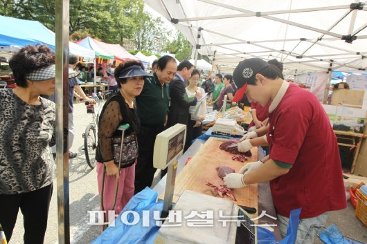 서울시 구로구는 다음달 2일과 3일 이틀간 구로구청 광장에서 오전 10시부터 오후 5시까지 '추석맞이 구로 한마당 장터'를 연다.