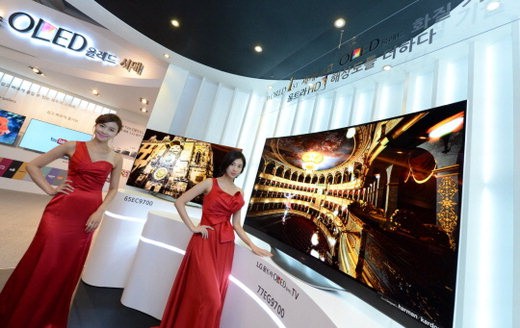 LG전자 모델들이 오는 5일(현지시간) 독일 베를린에서 열리는 유럽 최대 가전전시회 '국제가전박람회(IFA) 2014'에서 공개할 '울트라 올레드TV' 제품을 선보이고 있다.