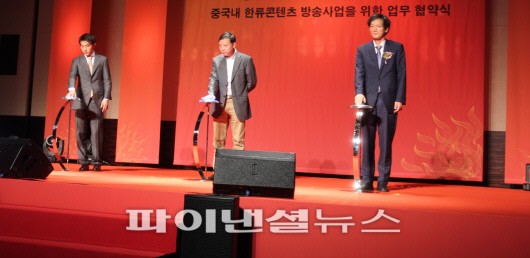 왼쪽부터 신환률 한양홀딩스대표, 쉬지엔민 동화방송공사총재, 정인진 바른 대표변호사.