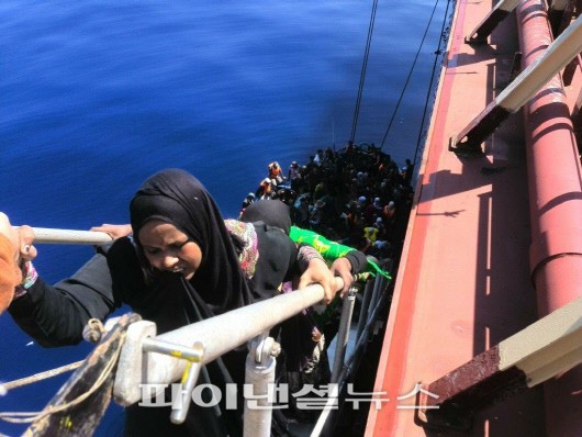 지난 11일(한국시간) 이탈리아 시칠리아섬 인근 해역에서 대한해운 관리선박인 AMS PEGASUS I호(8만2000DWT)에 의해 구조된 조난자들이 배에 오르고 있다.