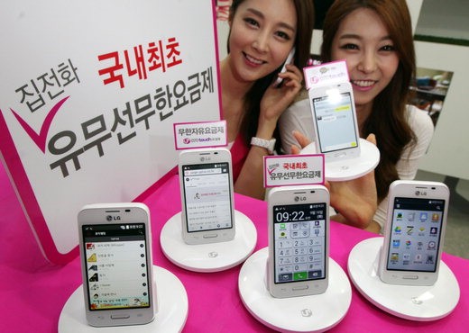 LG U+가 국내 최초로 집전화로 망내외 유무선 통화를 무제한으로 이용할 수 있는 신규 요금제와 8.89㎝(3.5인치) 화면이 적용된 소형 단말 070 터치(touch)를 출시한다고 16일 밝혔다. 모델들이 서울 남대문로 LG U+본사에서 070 터치와 유무선 '무한자유 요금제'를 소개하고 있다.