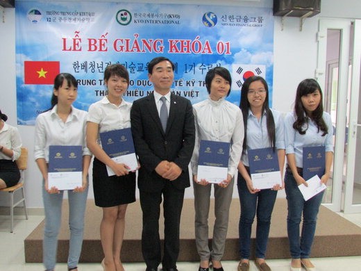 16일 베트남 호찌민에서 열린 '한-베 청년경제기술교육센터 수료식'에서 신한금융지주회사 김형진 부사장(왼쪽 세번째)이 졸업생들과 기념촬영을 하고 있다.